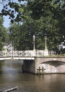 871963 Gezicht op het zuidelijk deel van de Weerdbrug te Utrecht, vanaf de Nieuwekade in Wijk C.